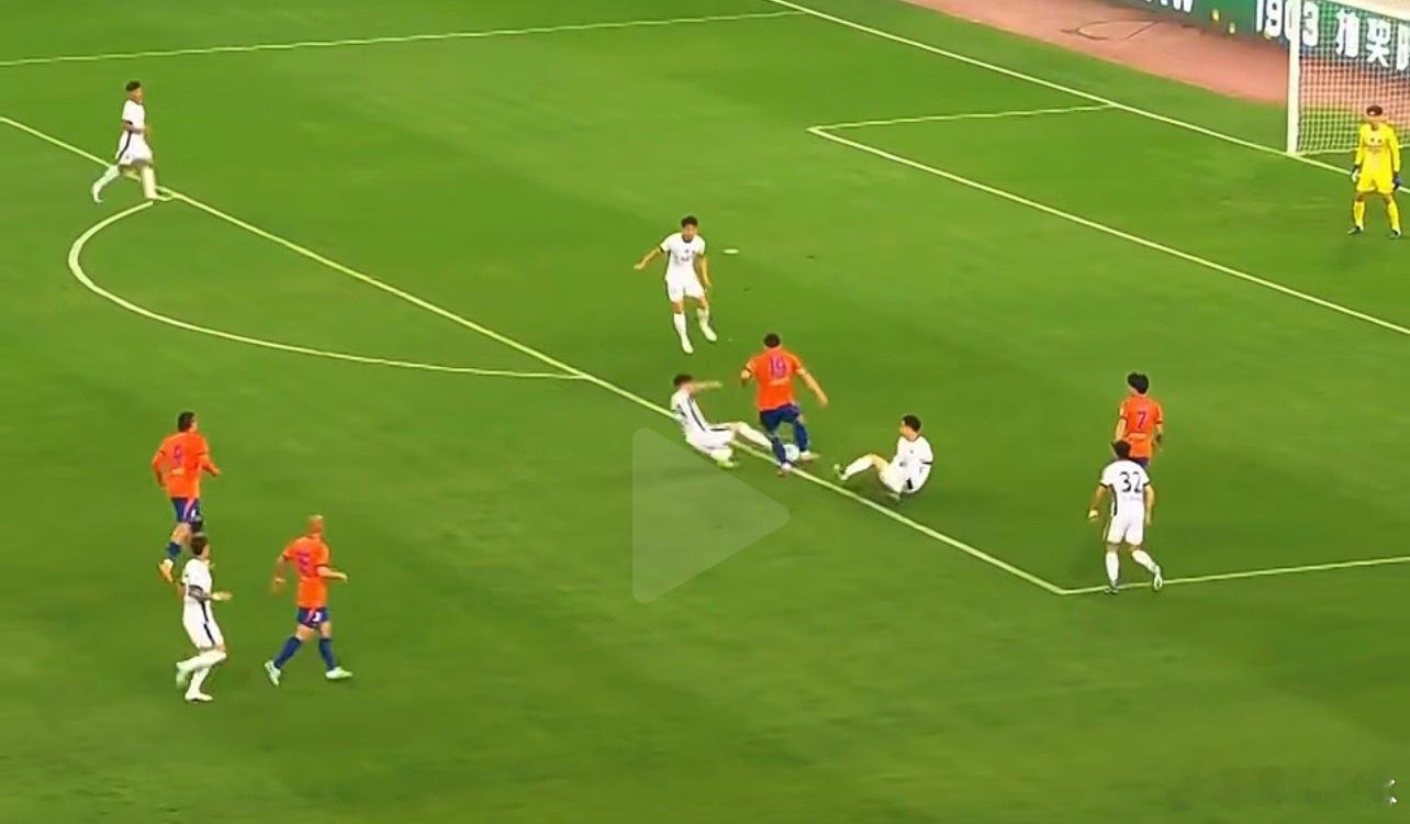 中超山东泰山1比1上海海港谢文能的进球被吹越位，其实争议还是很大的。这也是改变