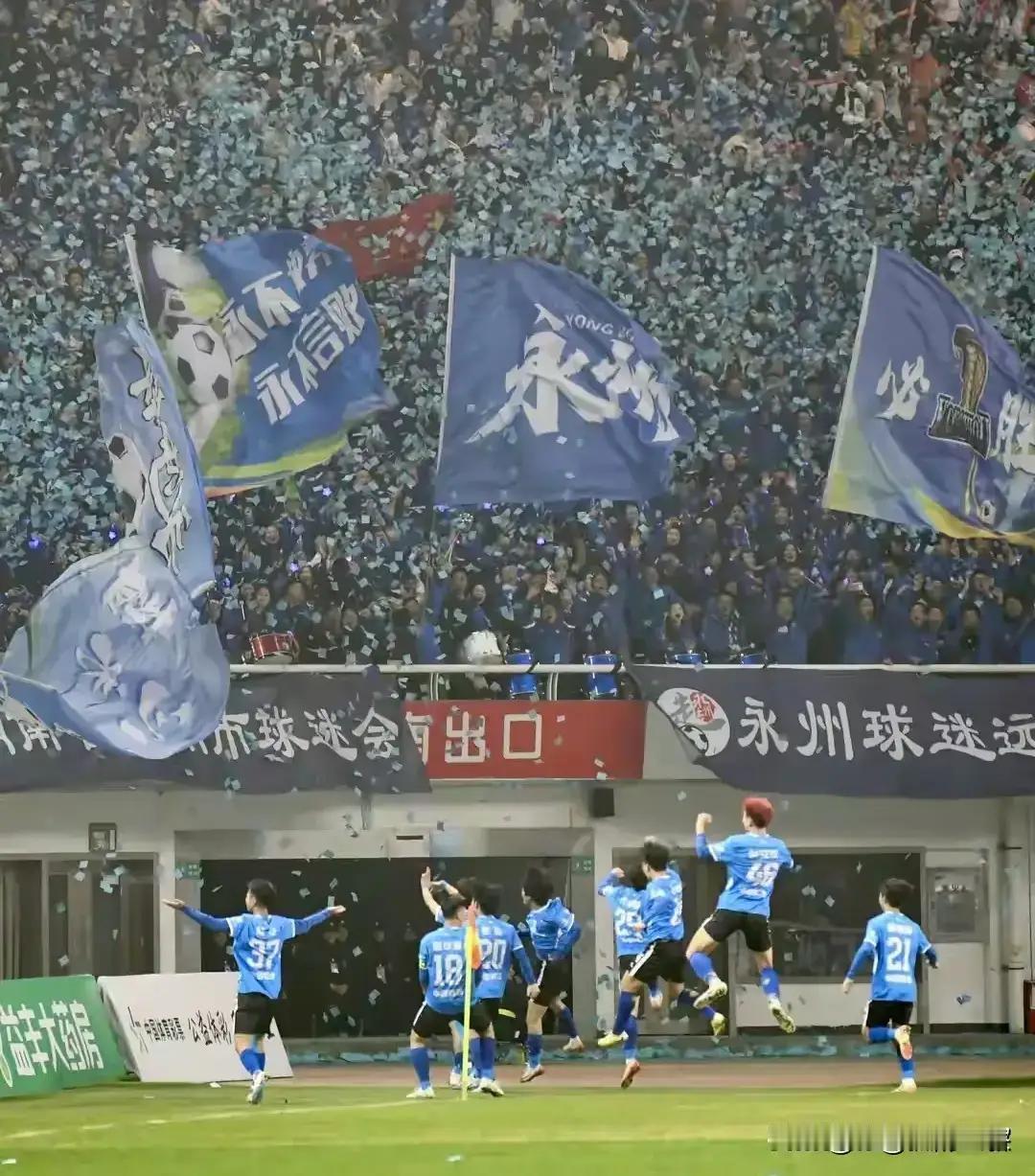 太燃了！永州队创造奇迹，1-0力克常德队，强势加冕2025湘超联赛总冠军，拿下队