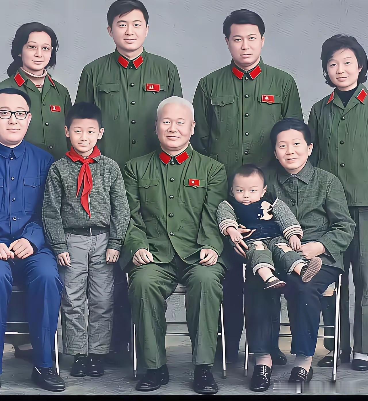 在这张全家福中，陈再道将军端坐在正中央，身着那套标志性的65式军装，神情平和安详