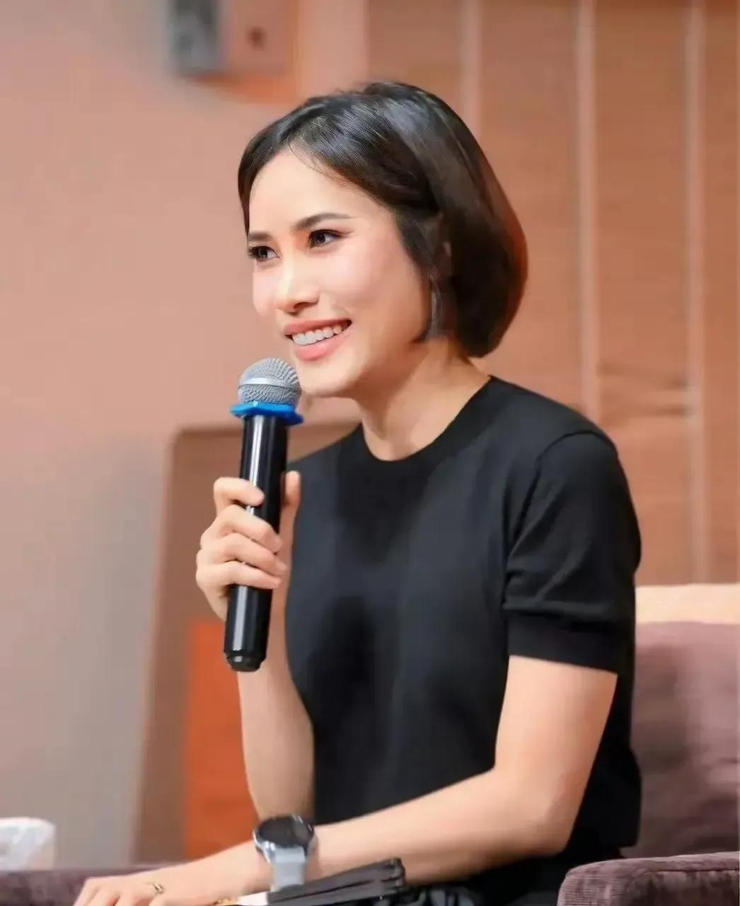 诗妮娜穿着旧T恤踩泥地帮村民种树的照片一出来，评论区全在刷“这才是王室活人”她把