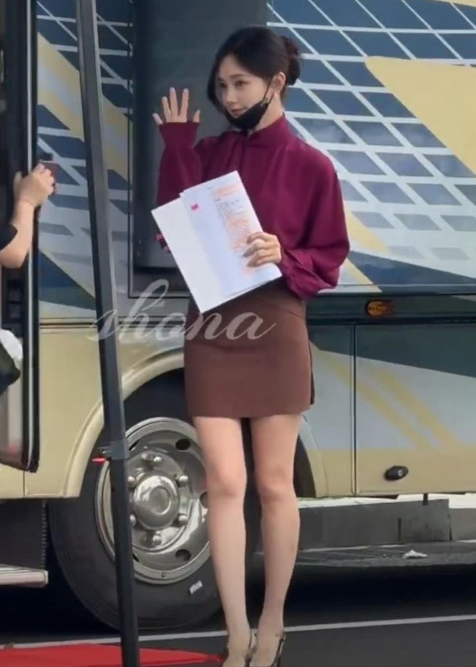 李一桐美人余妆造李一桐在国庆节的今日份路透来了，职业装造型的李一桐，看起来很是