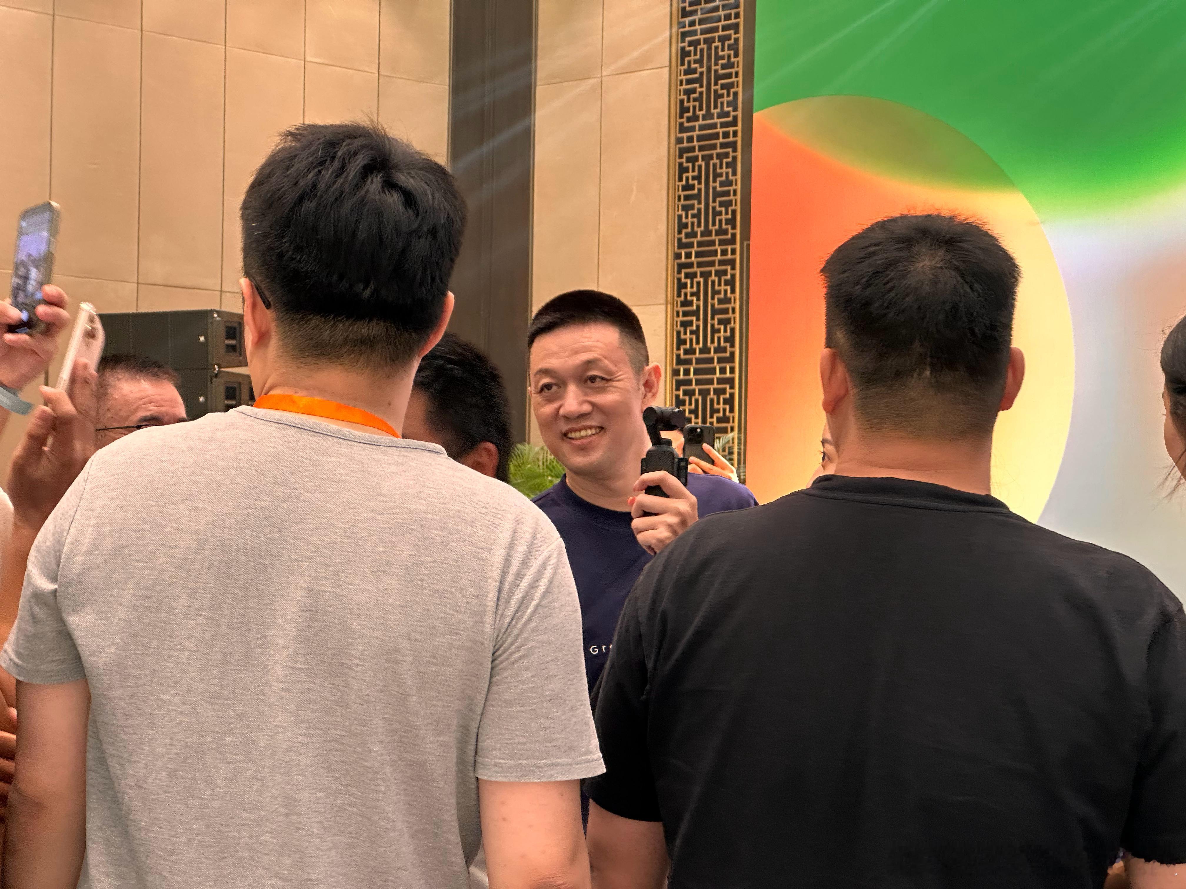 蔚来用户年会，热烈！李斌又被包围了[大笑]有意思的是，在刚才开场时，李斌说这次k