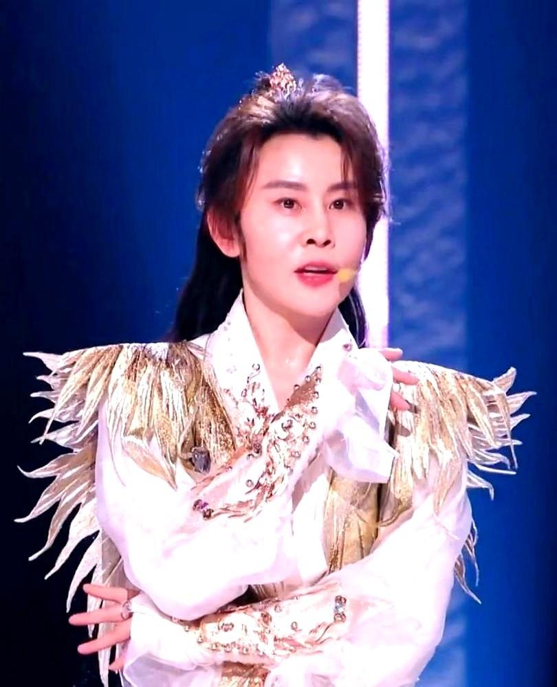 她一把扯断线头，蹲下来，挨个给李小冉、唐艺昕她们剪鞋子。王濛刚归队，就看到李