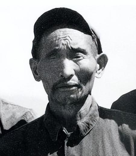 1952年，大凉山剿匪，解放军押回一批俘虏。其中有个独眼老头，衣衫破烂，骨瘦如柴