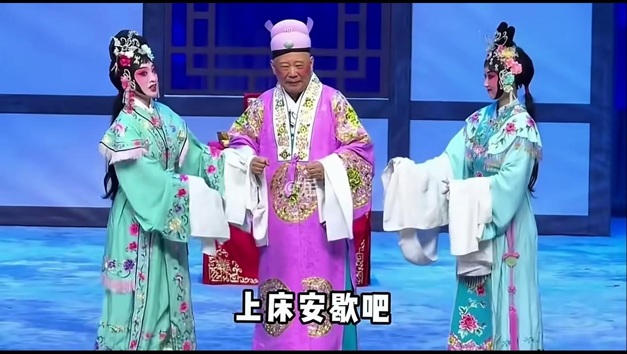 郭德纲飘了搞了个京剧专场，里面黄段子频出还改了红歌，一味调侃说实话，郭德纲