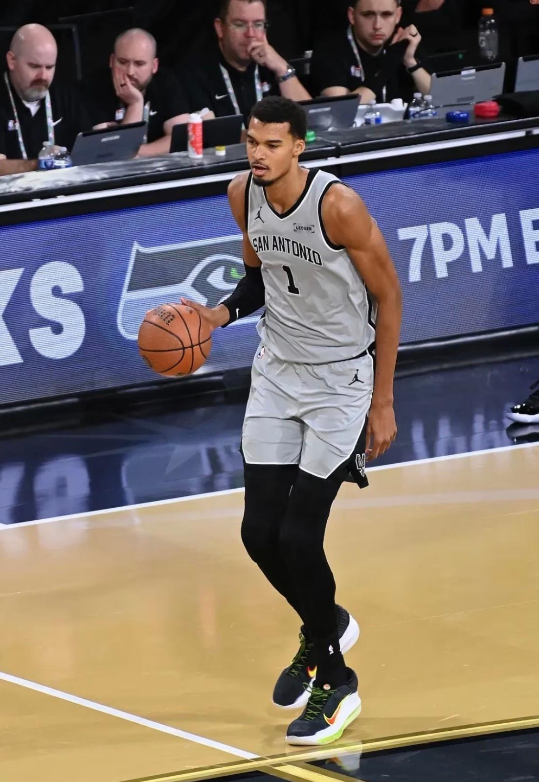 卡鲁索就别喊冤了，都能把文班亚马气的骂人了！真不怪文班骂人，卡鲁索防守下手太狠