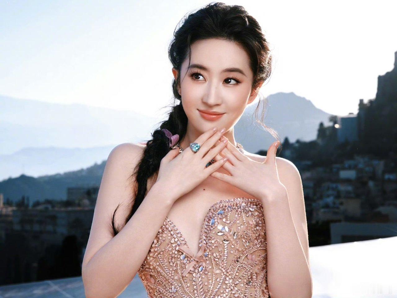 刘亦菲的人生主场刘亦菲和智界V9一起自在转场姐姐这个转场也太美了🥹🥹!!!!