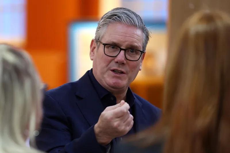 英国首相斯塔默一边要求中国停止购买俄罗斯石油,一边声称不会批准已被拖延7年的中国