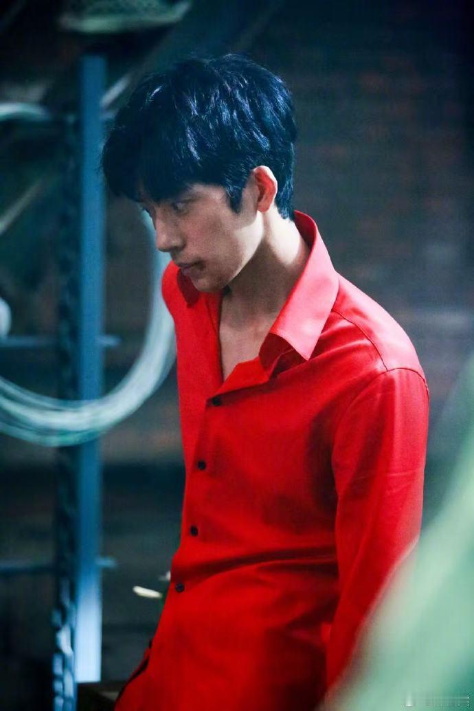 最近《钢铁森林》这部刑侦剧超火！它由井柏然、蔡文静、秦俊杰等一众实力派主演，剧情