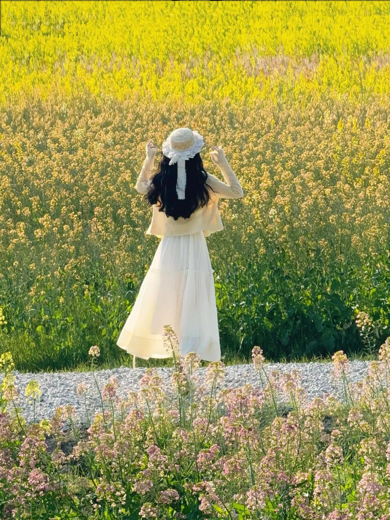 田园风女孩与花海共舞自由自在春日花田少女清新少女感穿搭