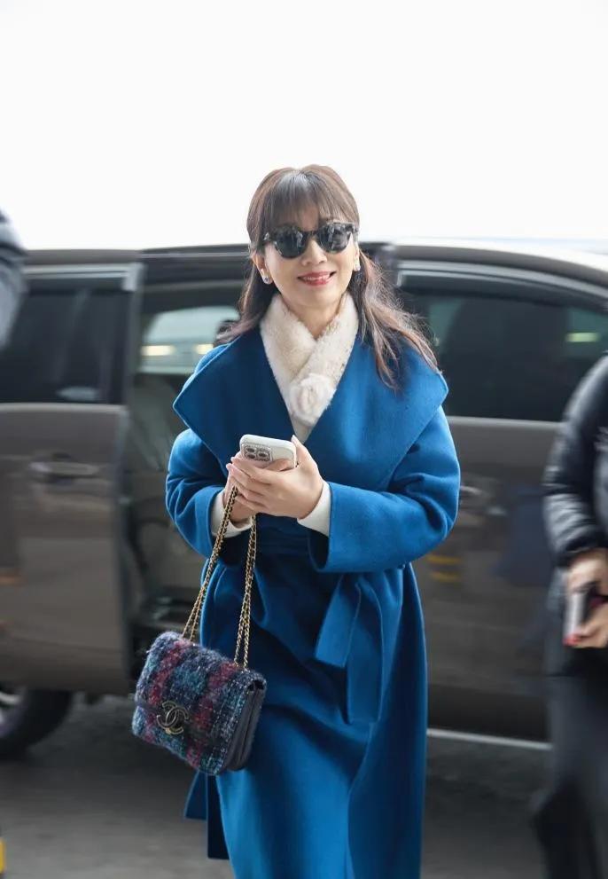 71岁赵雅芝这“老年穿搭”也太绝了！宝蓝色大衣配毛绒围领，贵气又显白；腰带