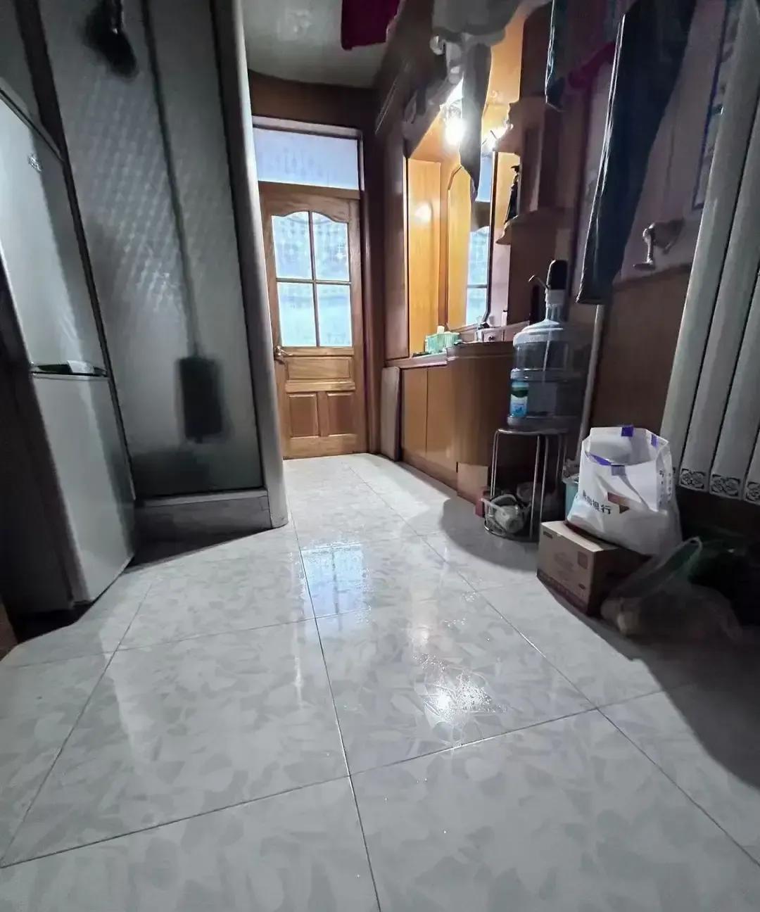 54岁表妹要把唐山古冶那套36平的顶层老房挂出去，标价三万五，目标是一楼或二楼。