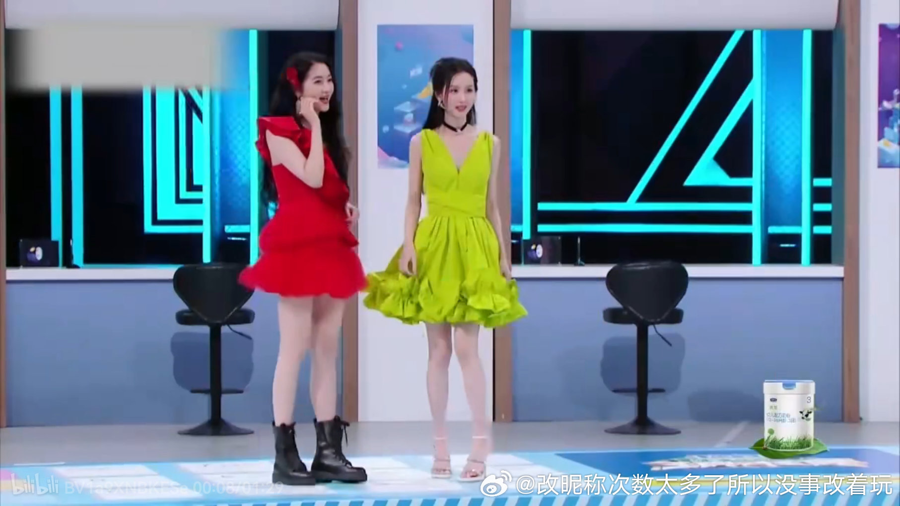 那还是晓彤腿长+好看.我真觉得厚底内增马丁靴比高跟鞋显腿长