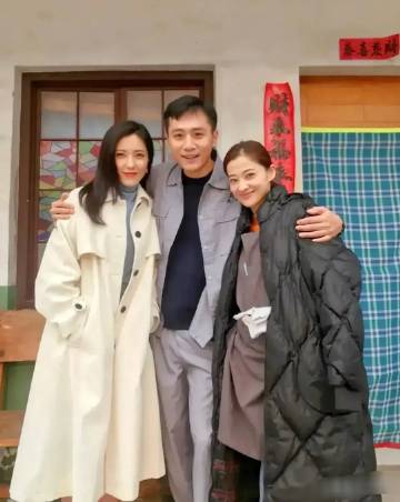 原来他们三个是同学，右边的刘烨和梅婷，都已大红大紫。左边这位，比梅婷还要美，为什