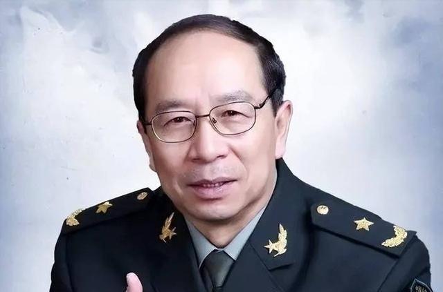 有一次，有记者问金一南：“为什么英国宁愿归还东方之珠-香港，却以损失6艘军舰、1