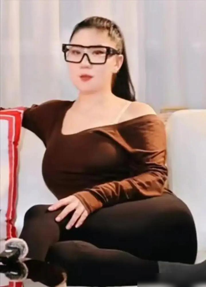 离开谢贤的coco许久不现身，再见居然快胖成“球”，整个人珠圆玉润的，看着日子过