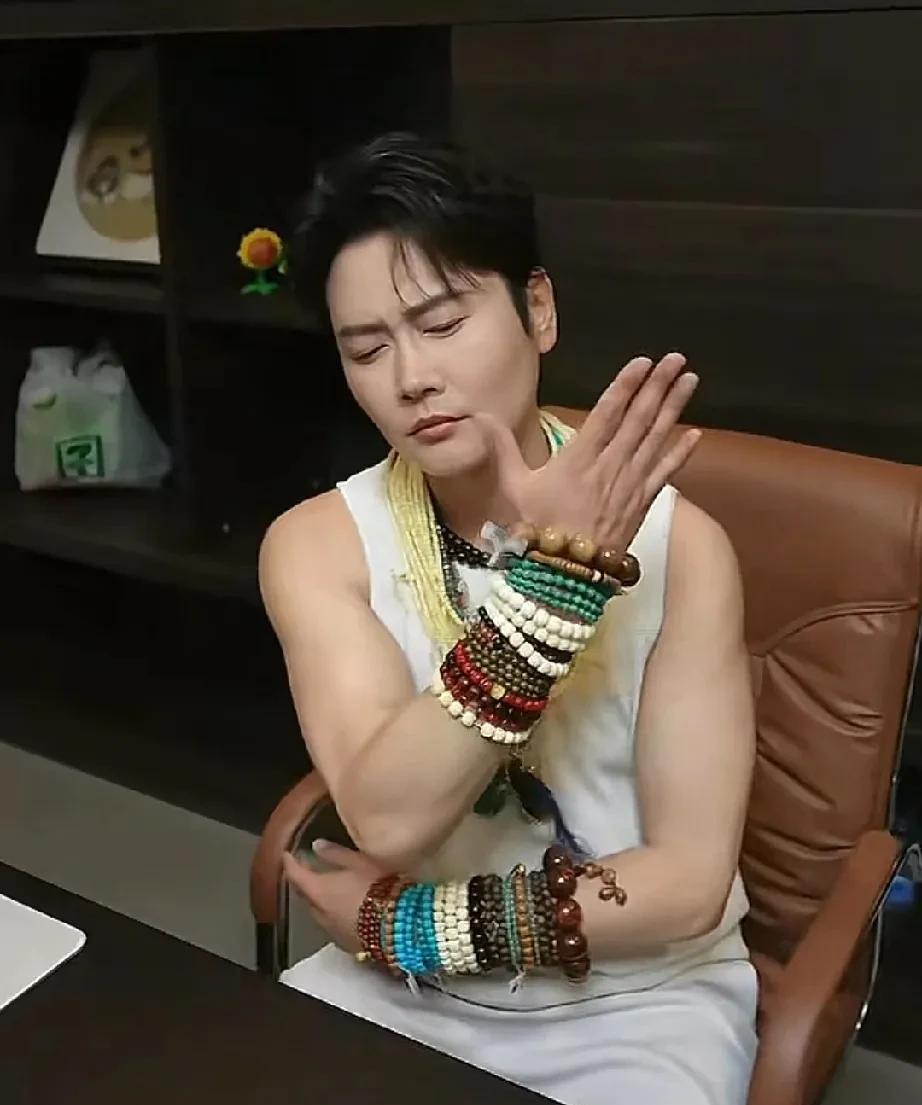 谦大爷如果找孟鹤堂这种助播的话，德云社的都能去，请假不演出，也能去。尚筱菊别盯