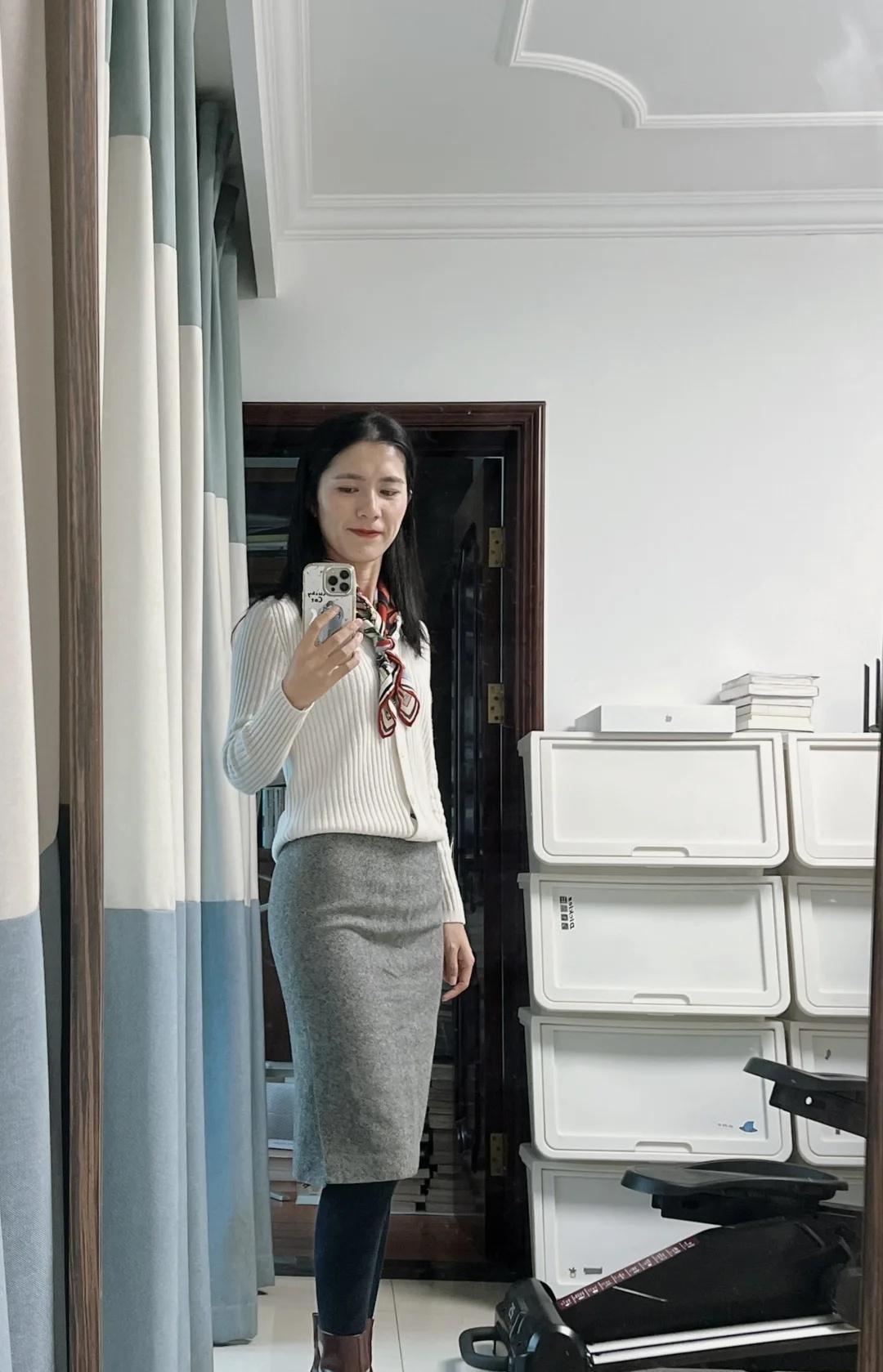 都市白领姑娘把挂烫机搬到玄关，每天出门前先把羊毛半裙熨得一条褶都没有，再叠穿80