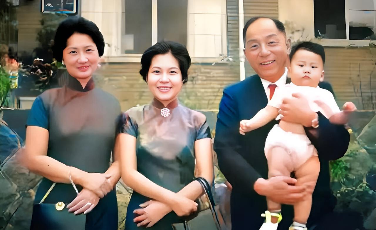 1962年，61岁的张汉卿抱着梦中情孙高兴得合不拢嘴。这也是张汉卿第一次与不满周
