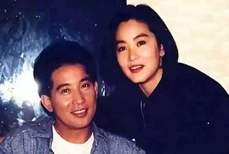 1973年，26岁的秦汉，在拍影片《窗外》时，爱上了林青霞。可是秦汉早已有家