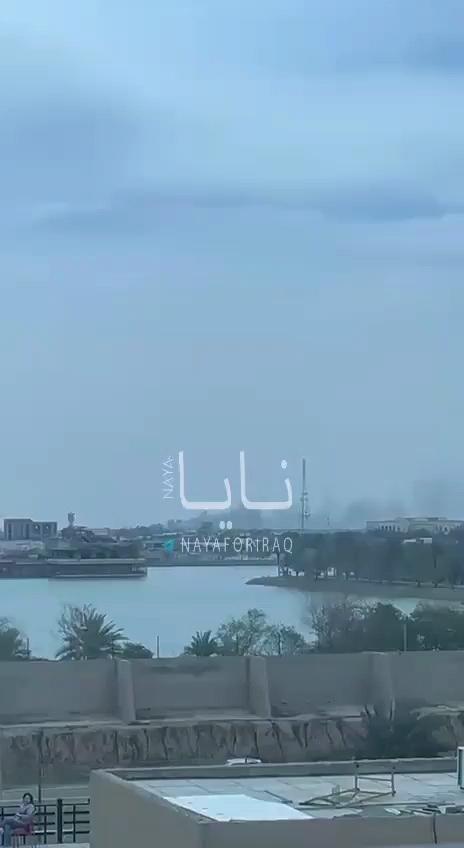 又要见证历史时刻了有伊拉克网友拍到，巴格达的维多利亚基地燃起了浓烟，但并没有