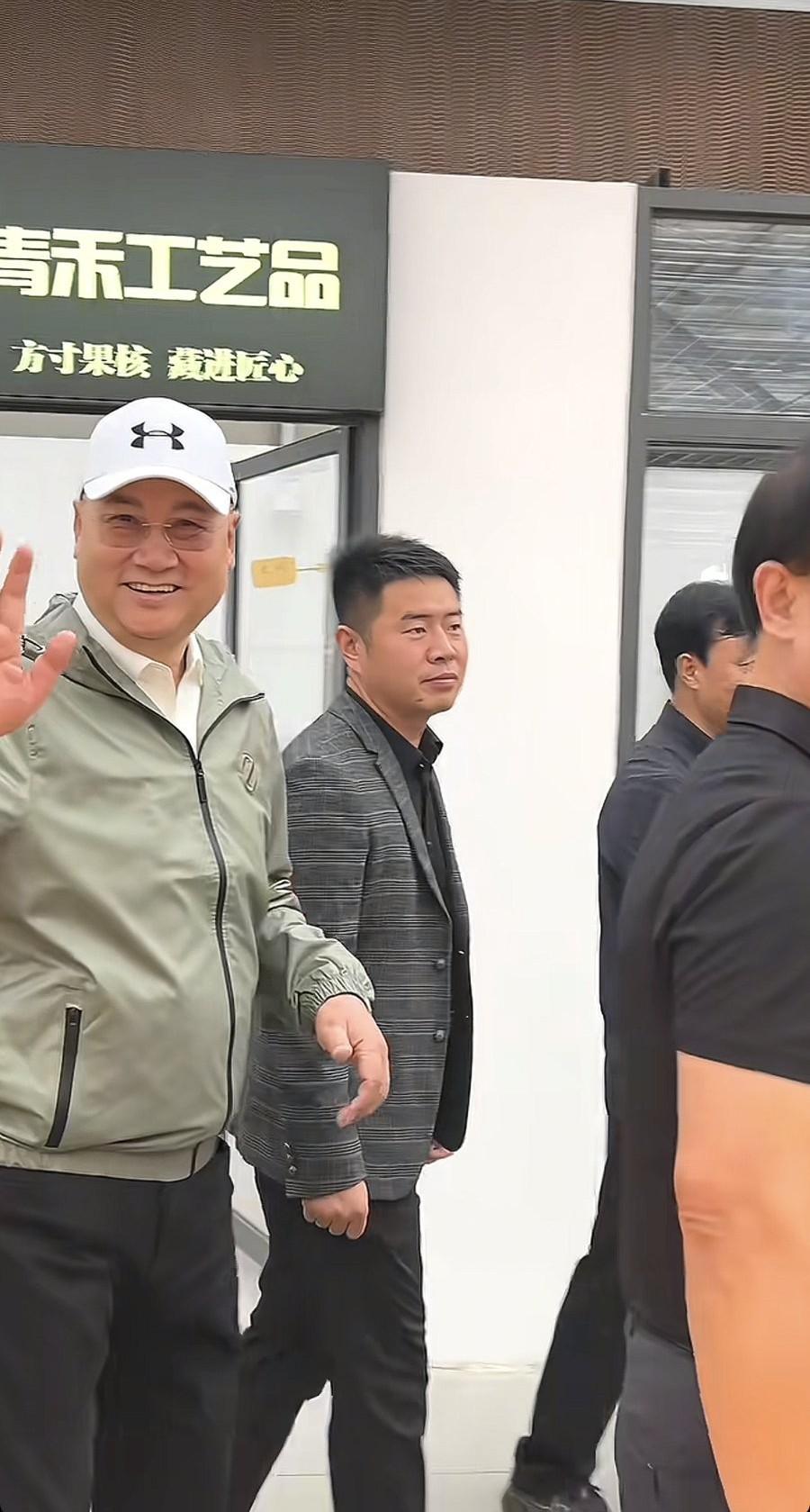 10月10日，迟重瑞现身河北保定涞水核桃城，打扮休闲状态好，被叫“老师”开心伸手