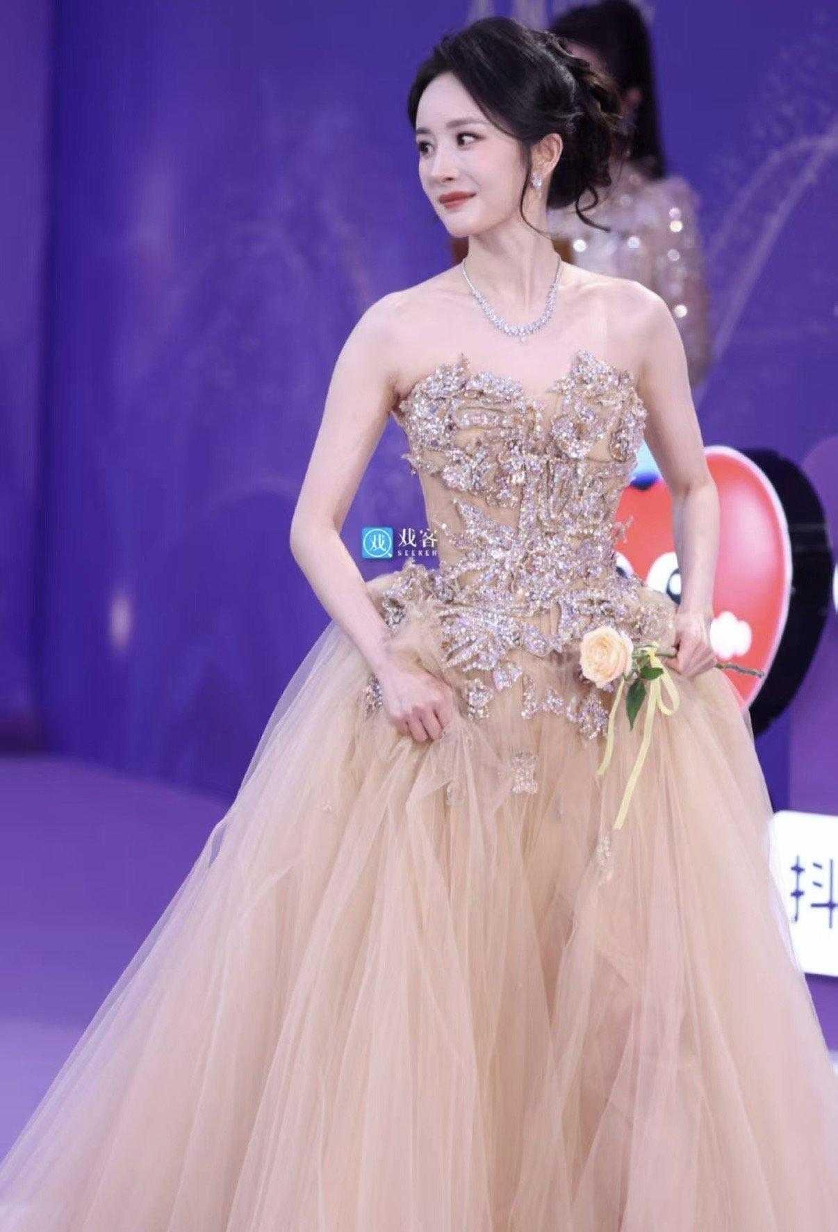  双提名陪跑百花奖，杨幂难掩失落当场面露不悦杨幂双片提名百花女配，最终遗憾陪跑