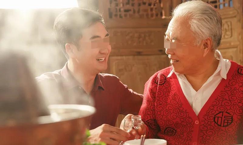 陕西勉县，一男子拎2瓶白酒，去女友的姑父家串门，吃饭时，男子打开带来的酒，开怀畅