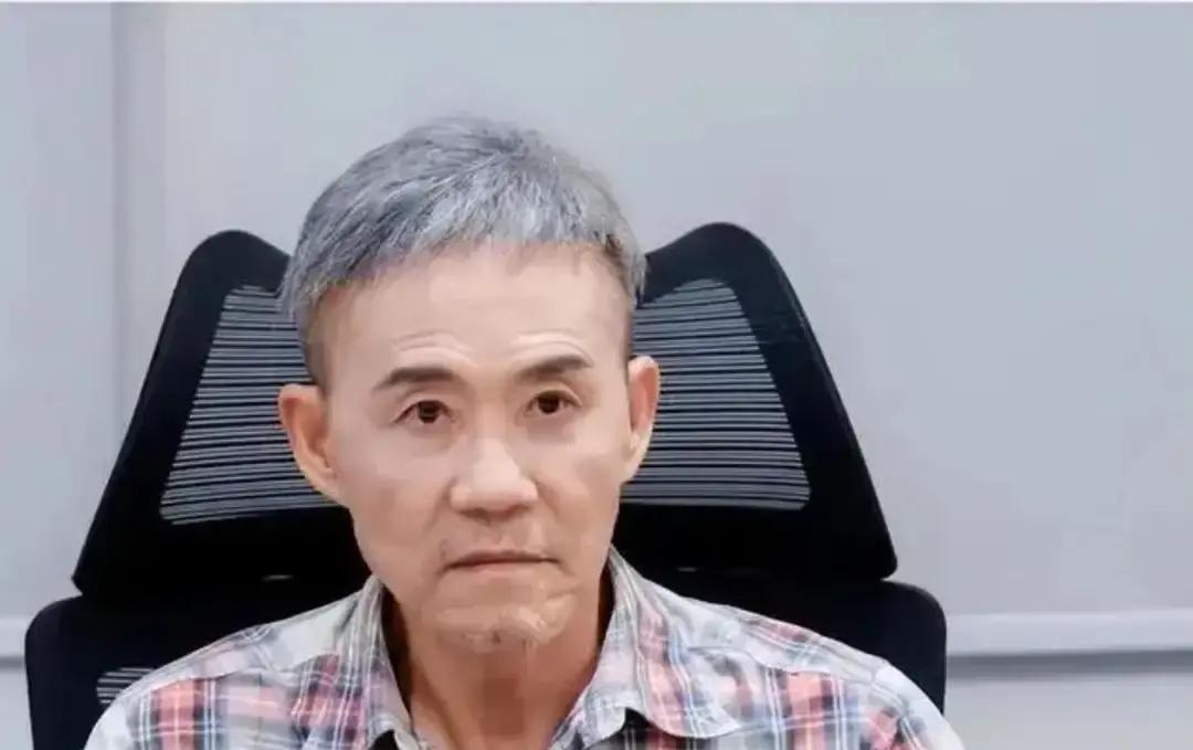 王石最近被拍到的几张近照，眼角下垂、法令纹深，被自媒体拿来当“婚姻不幸福”的铁证