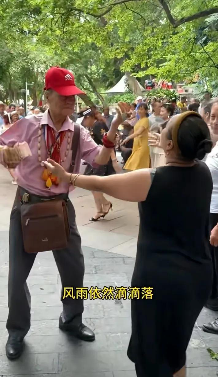 大爷能不能低调点啊？不过也有网友说，越是这样的越是抠门，是这样吗？
