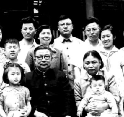 1950年，粟裕进京汇报工作，偶遇情报部部长李克农。见到他，李克农连忙问道：“粟