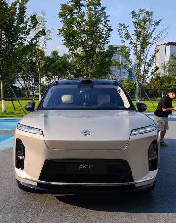 蔚来ES8大五座版，5米28的车，做成大五座。<br />结果就是从头...