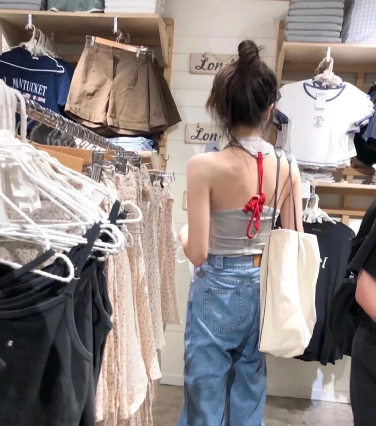 请问你家孩子也这样吗？侄女25岁还没结婚，在北京做教培工作。可是至从她上班