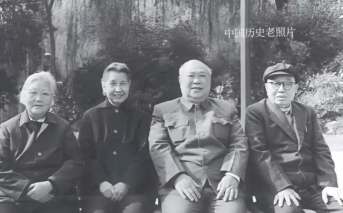 珍贵的黑白老照片。难得一见的照片，曾志与老战友彭儒（左一）谭震林（右一）江华