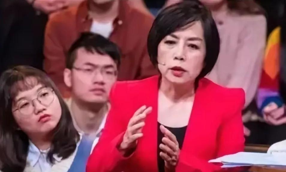 馆长与黄智贤彻底杠上了，馆长指责黄智贤是假统真独，黄智贤也同样指责馆长，搞得网友