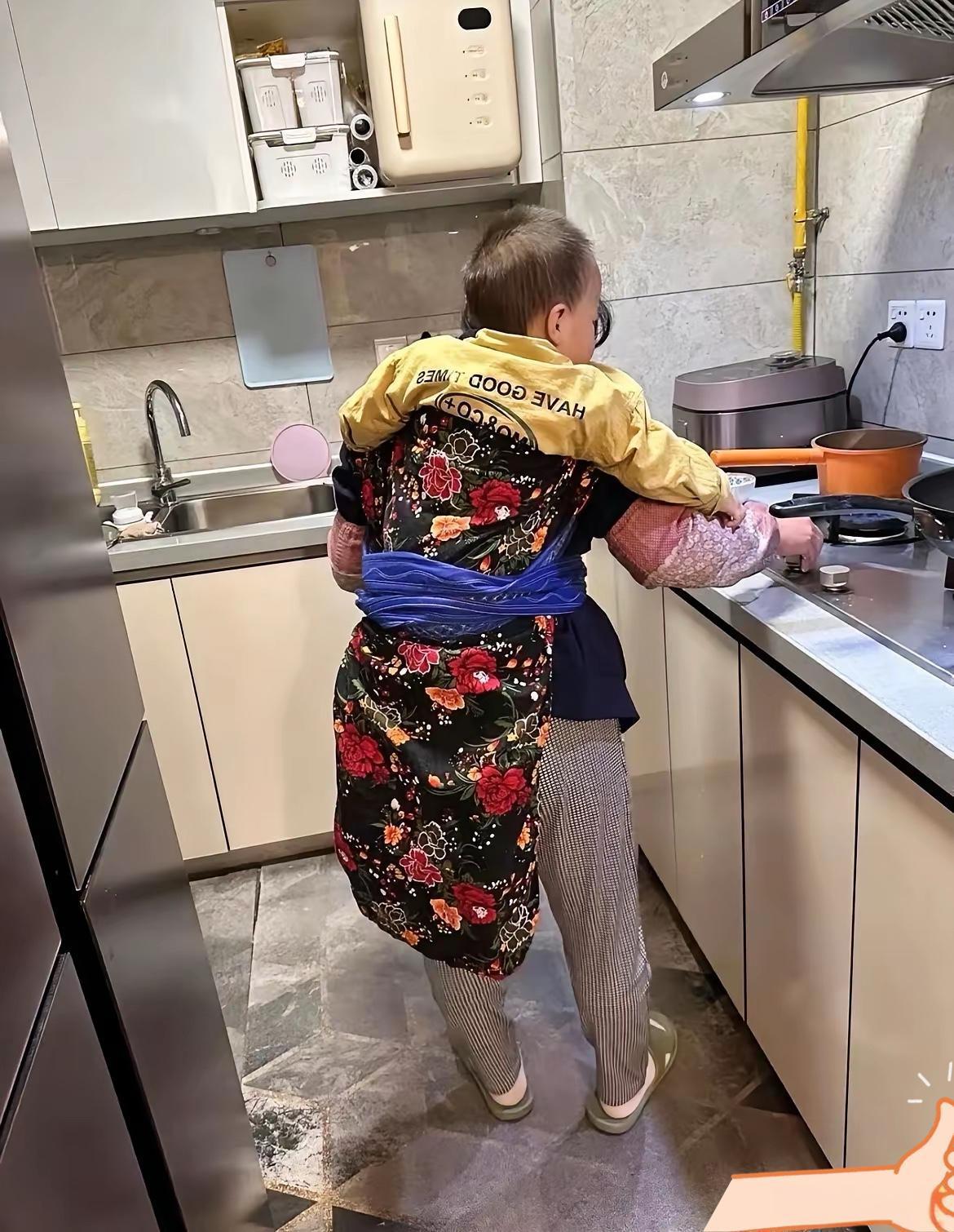 表姐生完孩子，产假一结束，就赶着回去上班了。孩子没人带。请保姆要6000多，她