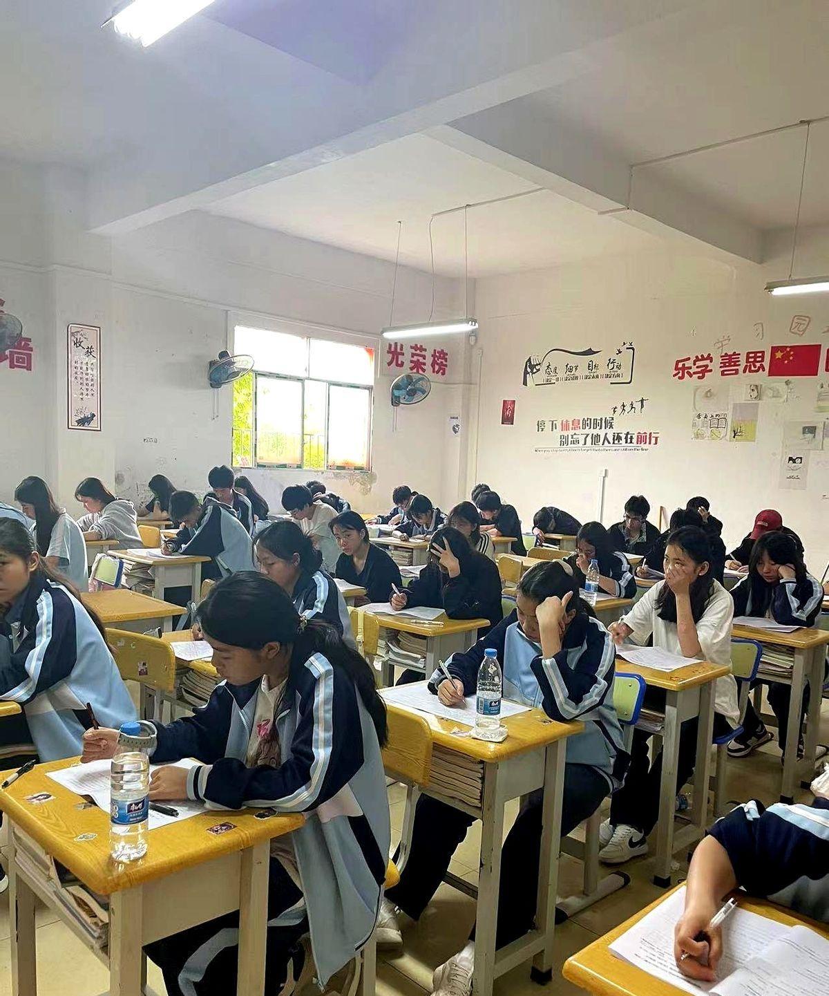 重点班孩子哭着回普通班，成绩反而更好！一位妈妈发帖说，儿子在重点班天天学到凌晨