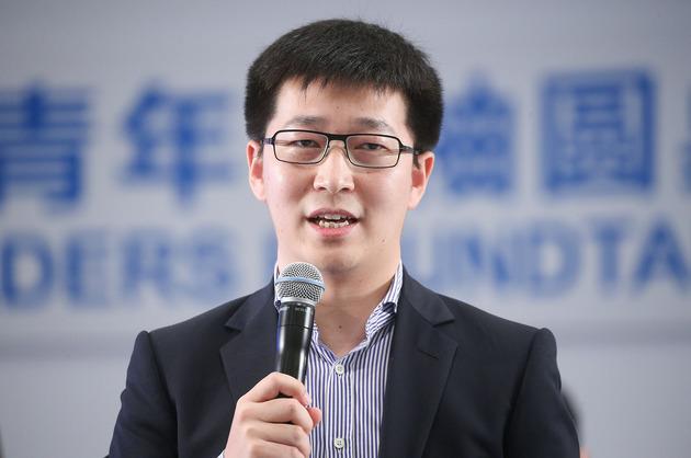 他27岁就当上了老赖~至今欠中国老百姓1500万，却卷款逃往美国潇洒。他曾经