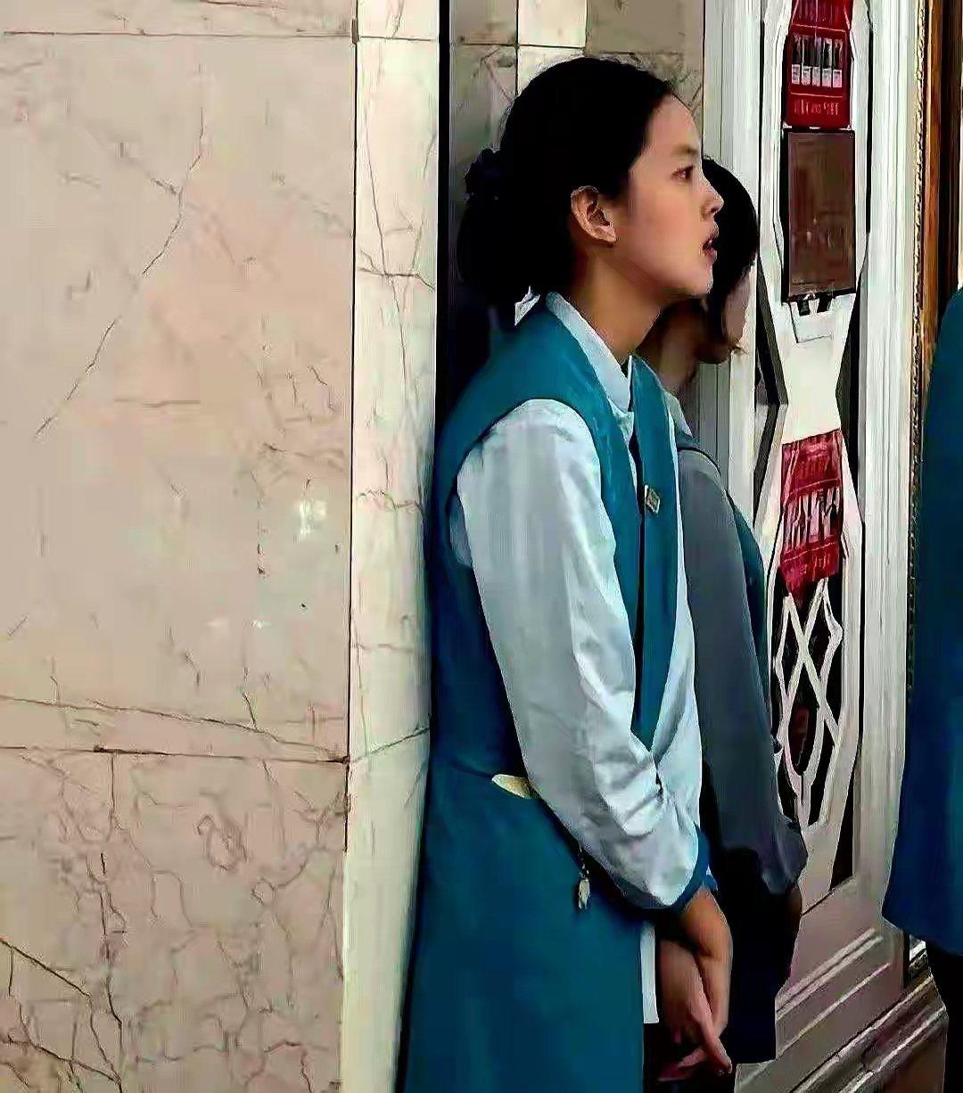 杨超越服务员时期，谁能想到这个小女孩后面会变成大明星