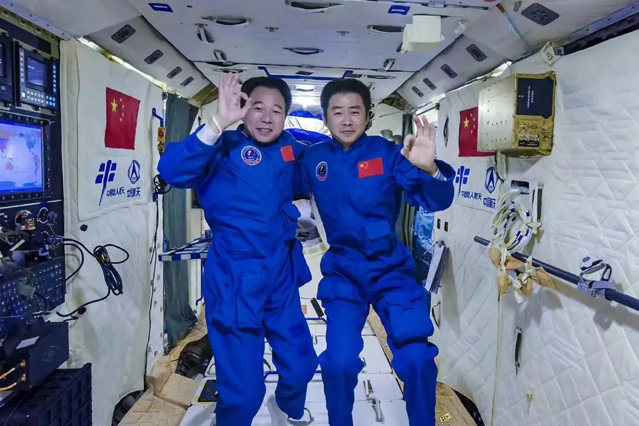 中国空间站在轨运行，航天员每90分钟就能环绕地球一周。轨道飞行过程中，航天器会交