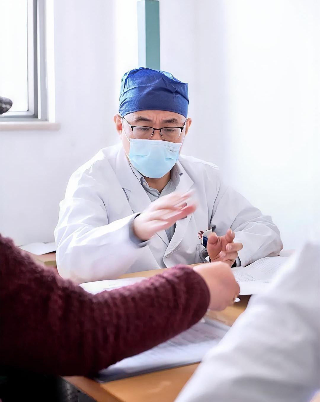 宁波一女子硬拉着没病没痛的爸爸去体检，结果查出了胃癌。医生说：幸亏来得早。在