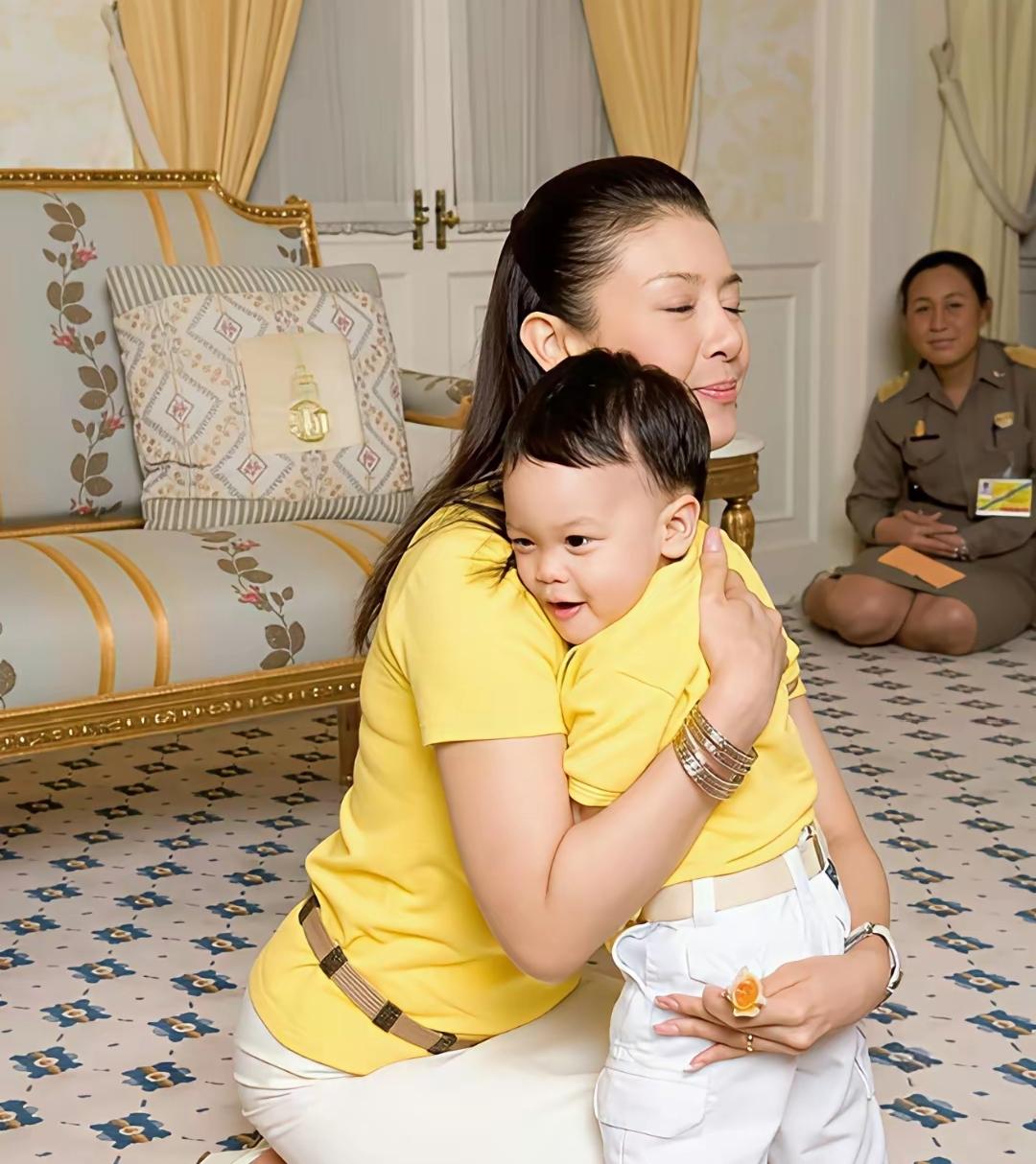 亲妈和后妈，真的有区别！泰国王室也不例外！泰国前王后西米拉，虽然退出了王室的舞