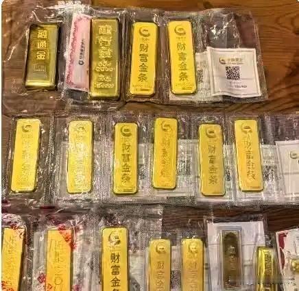 大量持有黄金的人，这会估计做梦都要笑醒了。8月22日，黄金从凌晨一点的时候