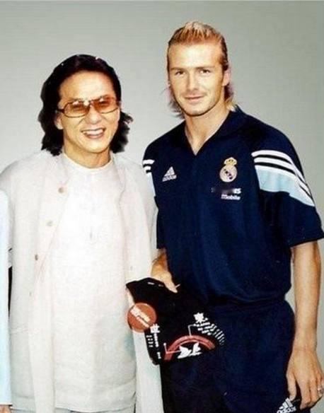 当年留着长发的成龙笑得竟然有点娘，他身旁的贝克汉姆好帅。如今他们都老了，帅气全无