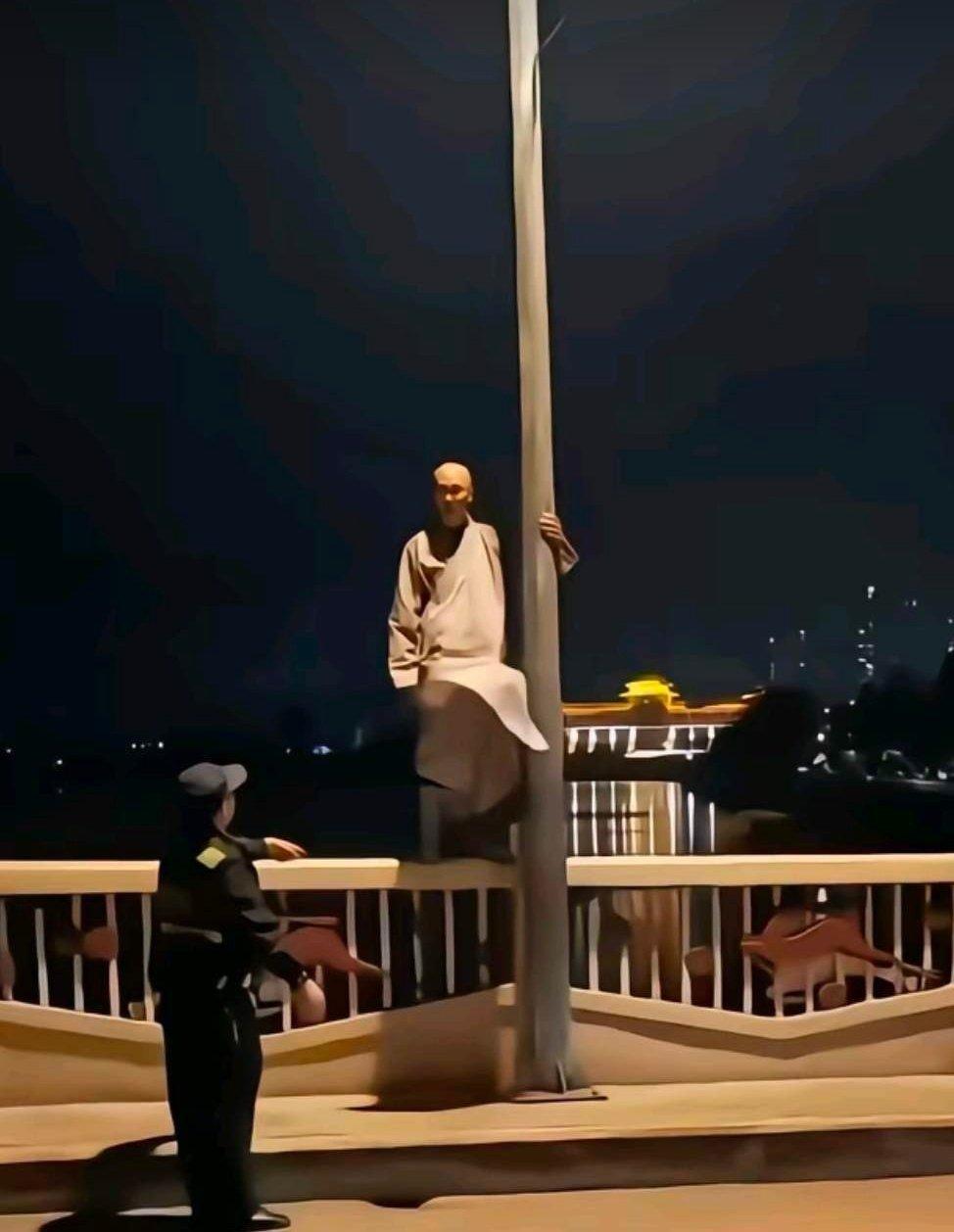 那天晚上，江心岛的桥边站着一个穿僧袍的人，影子被路灯拉得老长。他是释静觉，五十多