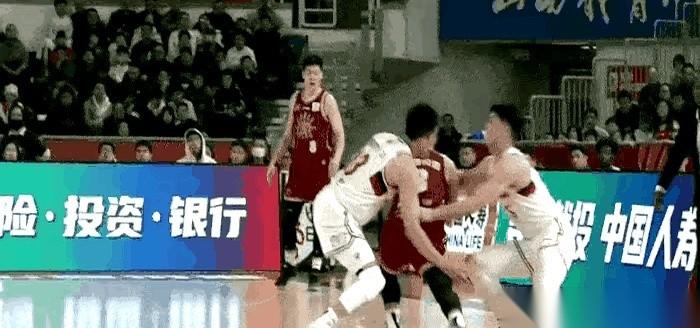 CBA球员贾明儒，真是个让人过目不忘的角色。刚从广州队转会到山西，第一场球就对