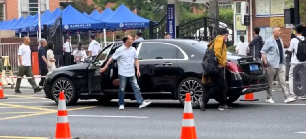 “不是地位不显赫，是你没开迈巴赫；不是人家不好客，是你没有迈巴赫！”杭州二中的某学生，坐着黑色迈巴赫