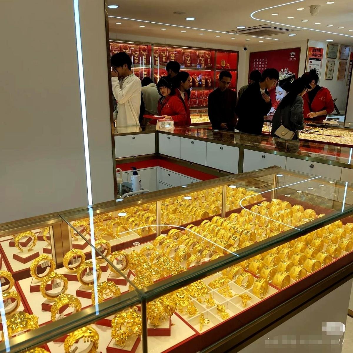 我现在是有点存款。我闺蜜去年买了400克黄金，一年时间赚了10万，她说五年内会