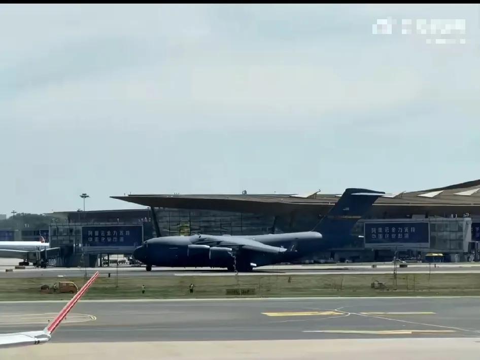 北京上空突然炸响惊雷！5月8日传来的消息让全网瞬间沸腾，7架美军战略运输机扎堆降