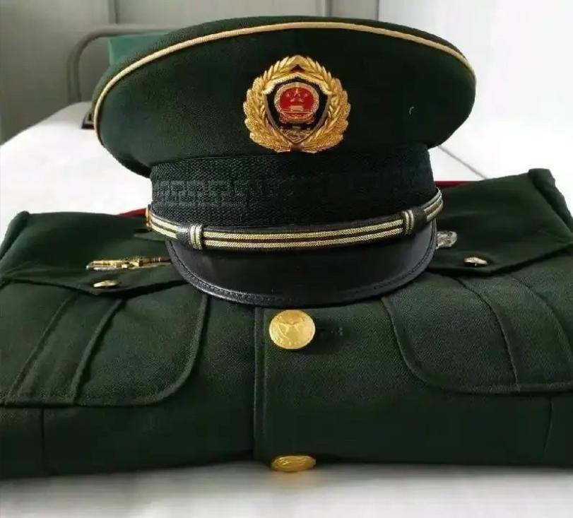 “退役”和“退伍”虽只差一字，却天差地别，退伍的义务兵，两年期满，部队叠好被子，